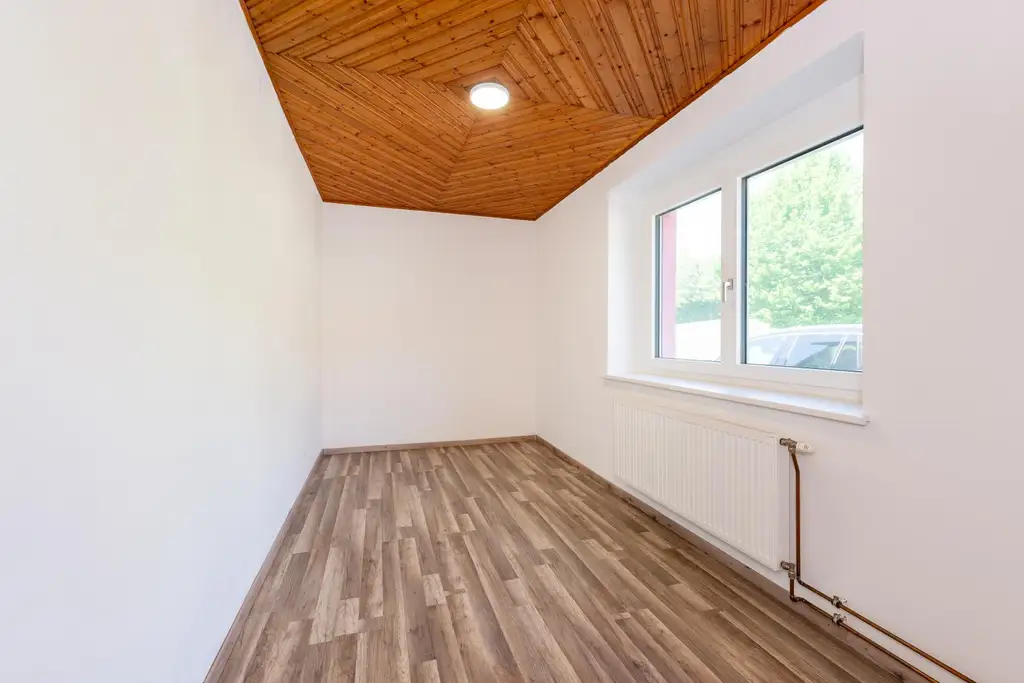 Einfamilienhaus mit großem Grundstück und Nebengebäuden