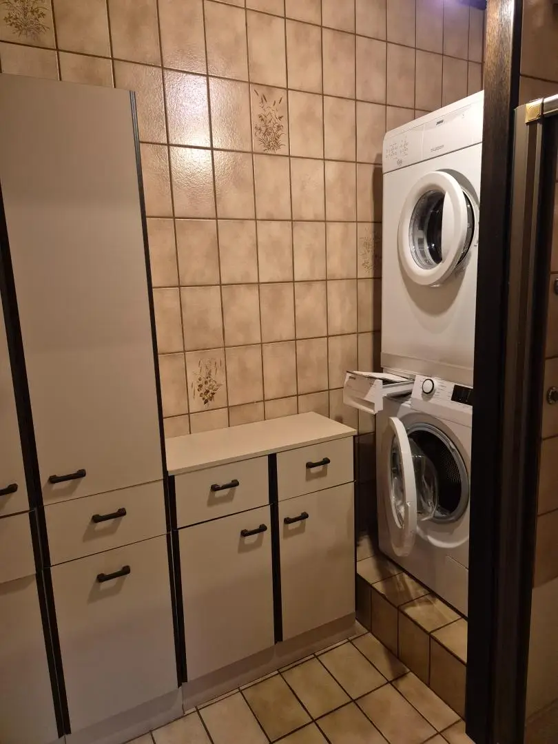 Renovierungsbedürftige 4 Zimmer Wohnung mit Loggia