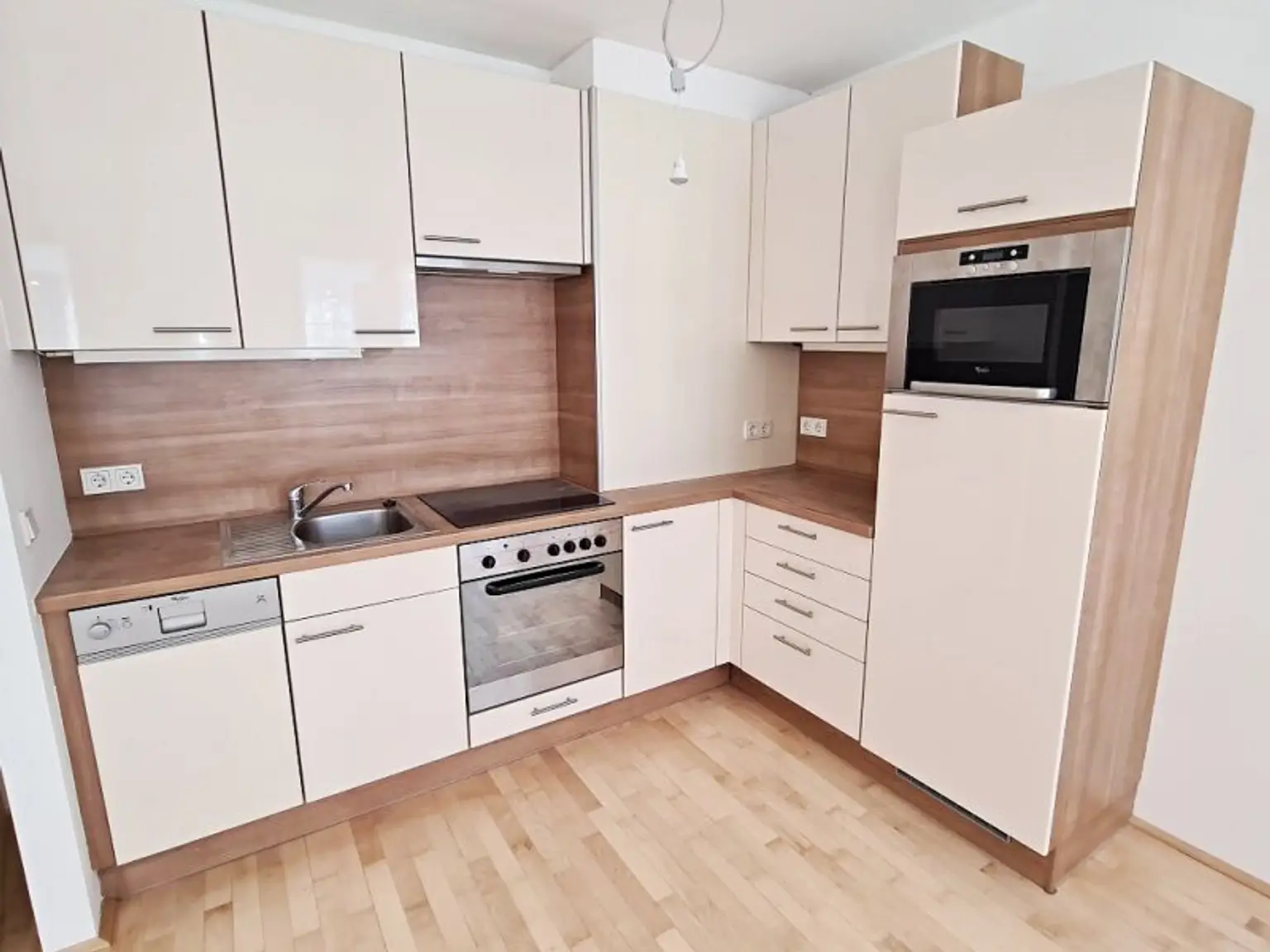 HÖRLGASSE BEIM SCHLICKPLATZ, gepflegte 45 m2 Neubau, 2 Zimmer, Komplettküche, Duschbad, Parketten, 2. Liftstock