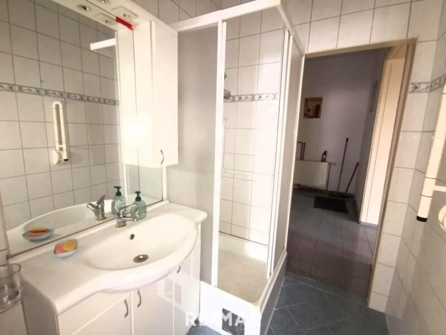 3 Zimmer Wohnung im 1. Stock zum Renovieren. Direkt gegenüber AKH.