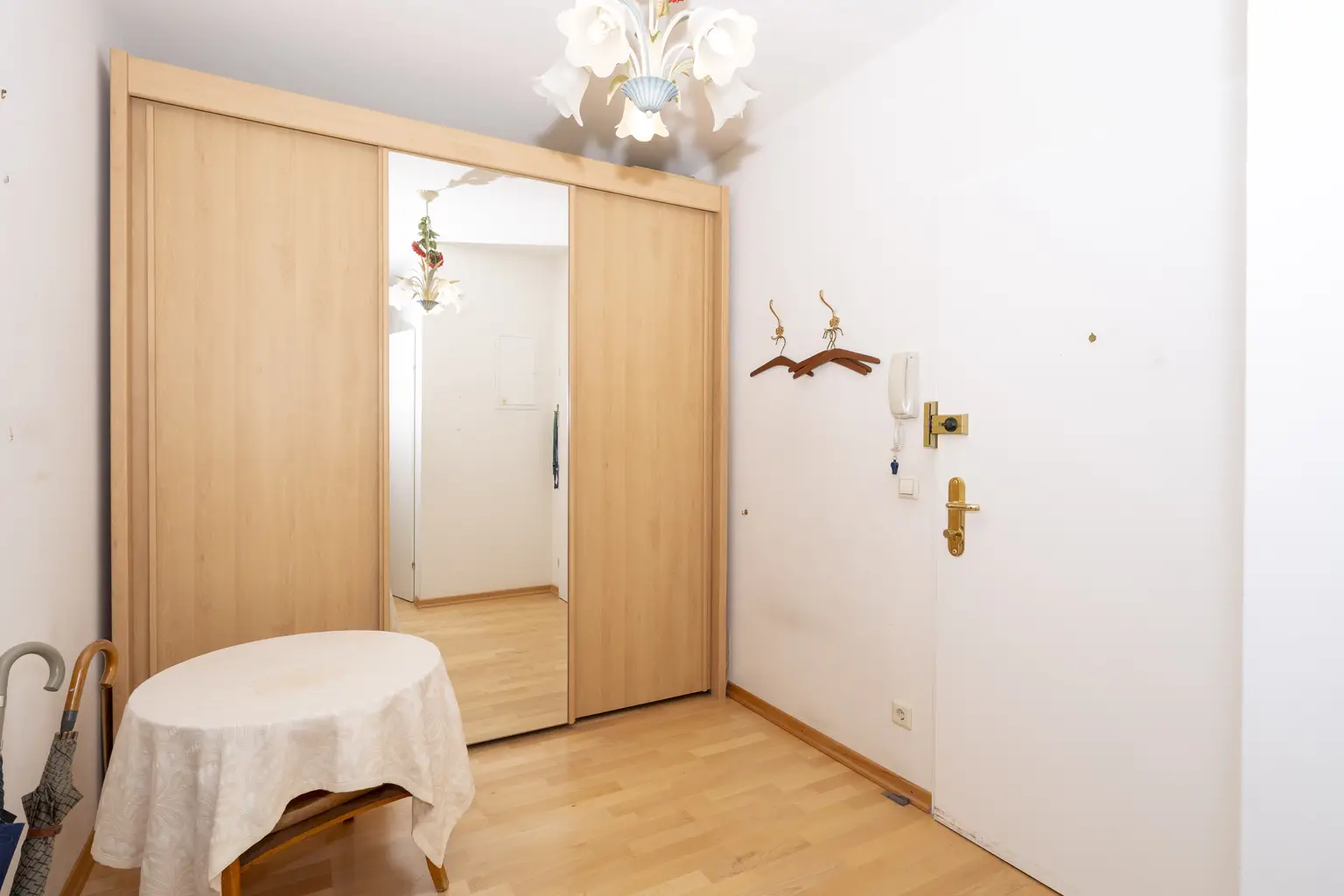++ Ruheoase im Zemtrum:  Barrierefreie 2-Zimmer-Wohnung mit Balkon, Grünblick und Tiefgaragenplatz ++