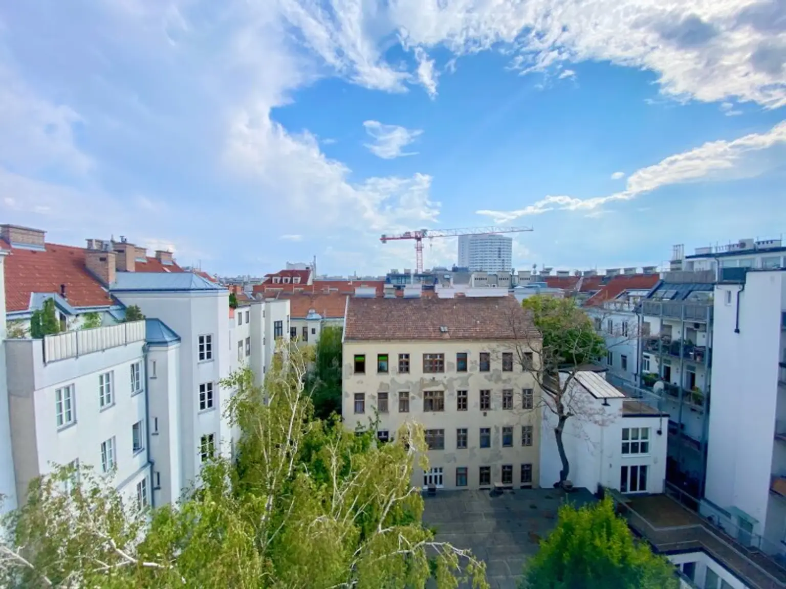 U3 NÄHE! 2 Zimmer im DG zu SANIEREN, SONNIG und RUHIG
