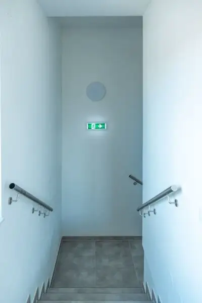 1A Gewerbebetrieb mit Halle und Büroräumen: Erstbezug mit Top-Ausstattung!