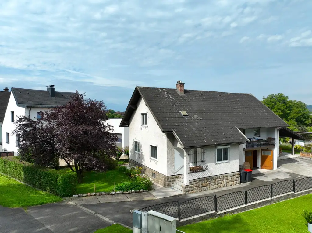 Haus mit weitläufigem Garten