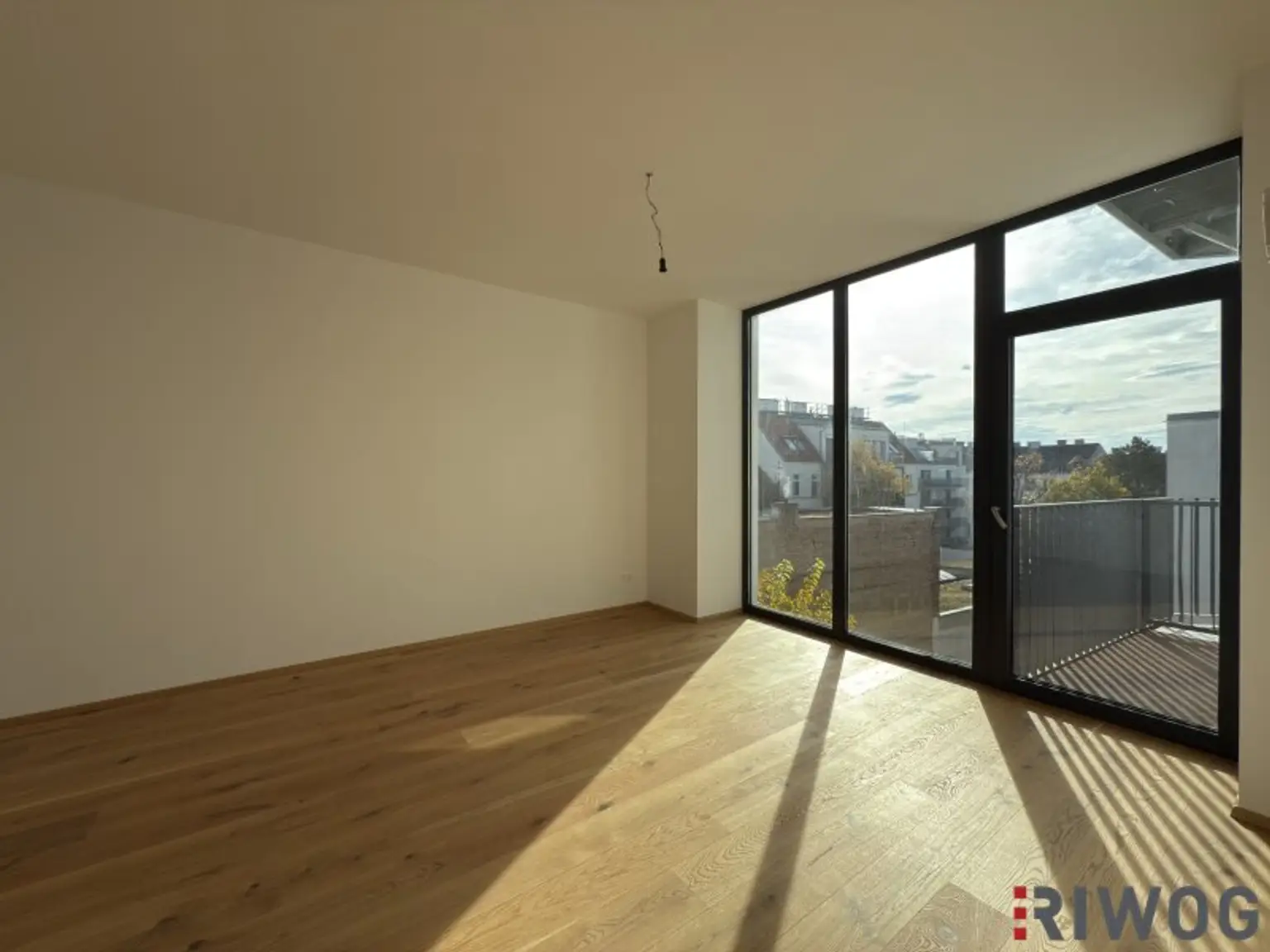 HERBSTAKTION - NEUE PREISE |  3-Zimmer Altbauwohnung mit großzügiger Verglasung und südseitigem Innenhofbalkon  | Fernwärme