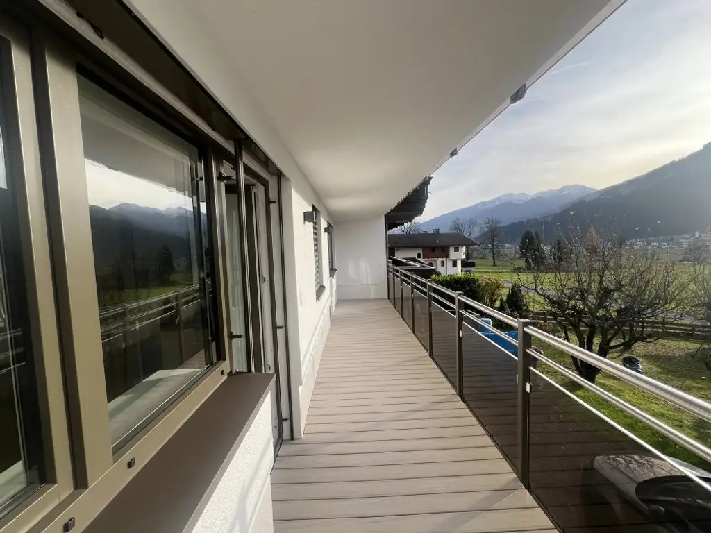 Erdgeschosswohnung mit Balkon und Kachelofen