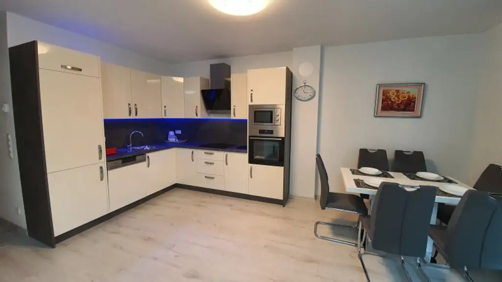 Zinshaus mit 5 Wohneinheiten, 5 KFZ Garagenplätze, Balkone, Garten (vermietet)