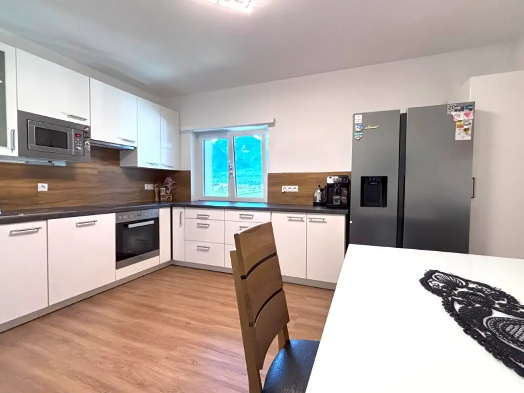 Schlitters: Kernsanierte Dachgeschosswohnung mit Südbalkon, Garten und traumhafter Aussicht