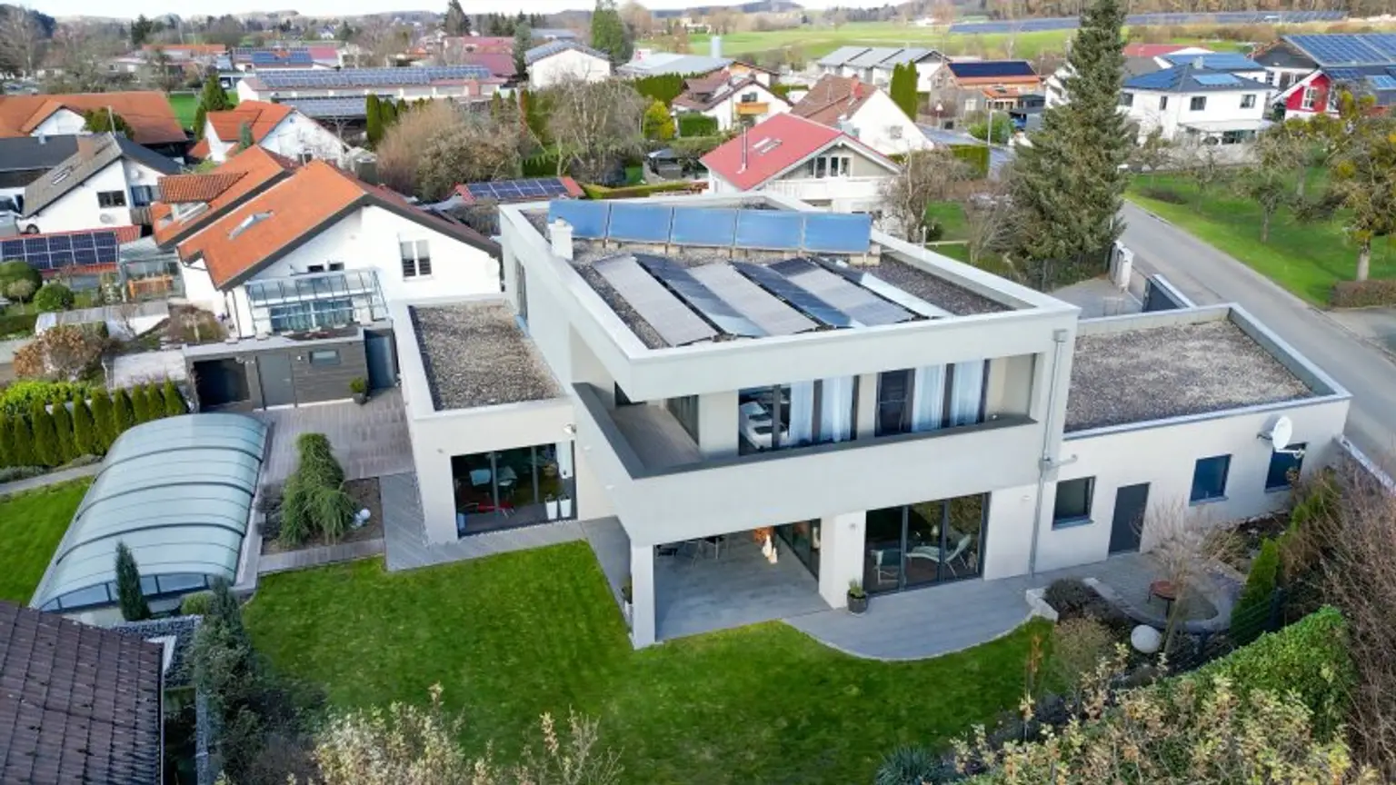 Exklusive Villa mit Indoor- & Outdoor-Pool, Smart-Home-Ausstattung und durchdachtem Raumkonzept