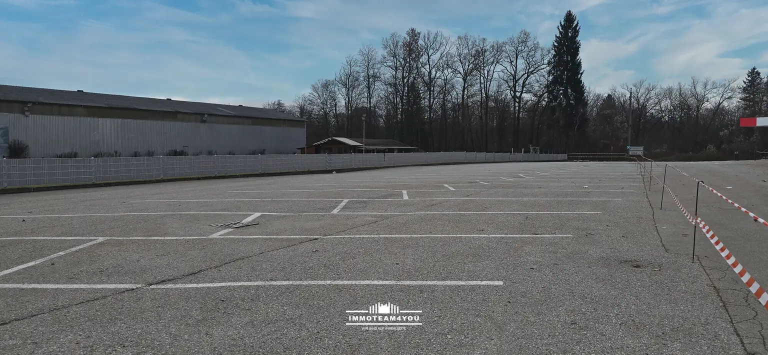 Zufahrt und Parkplätze