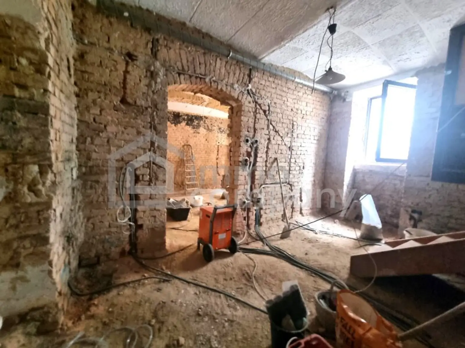 Souterrain Wohnung/Büro in bester Lage mit NIEDRIGEN BK!