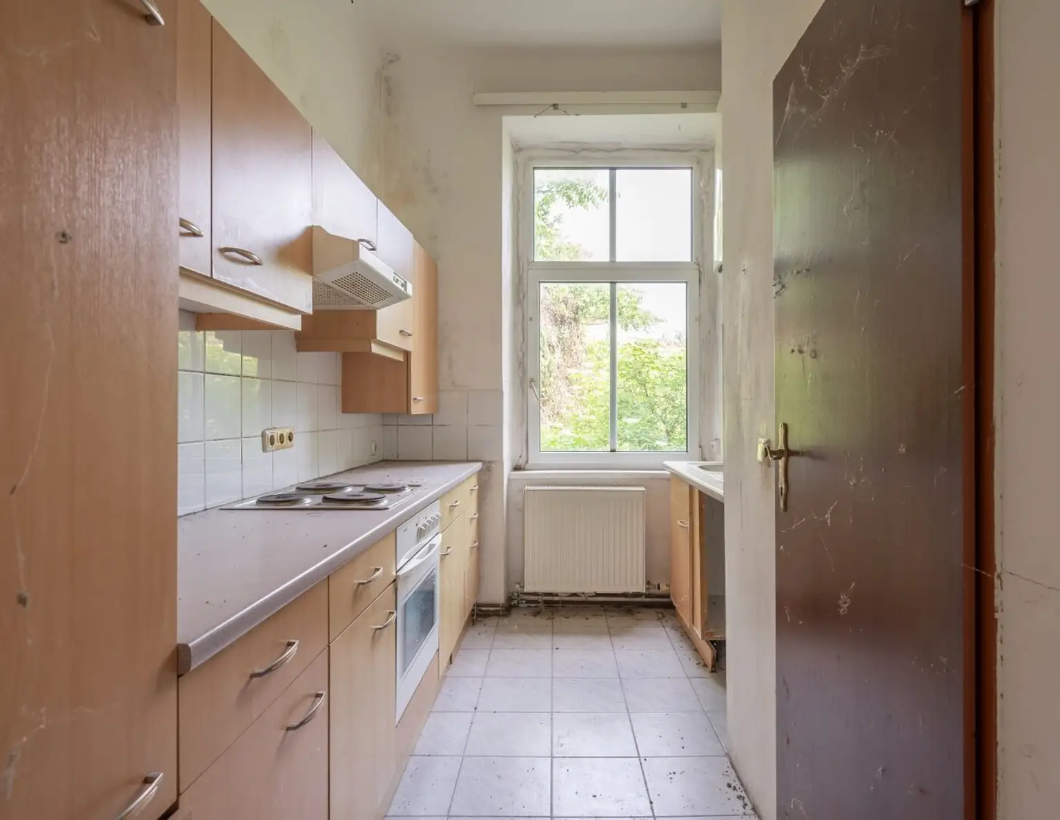 ++NEU++ Tolle Zinsvilla mit uneinsehbarem Grund in Bad Vöslau, großes Ausbaupotenzial!