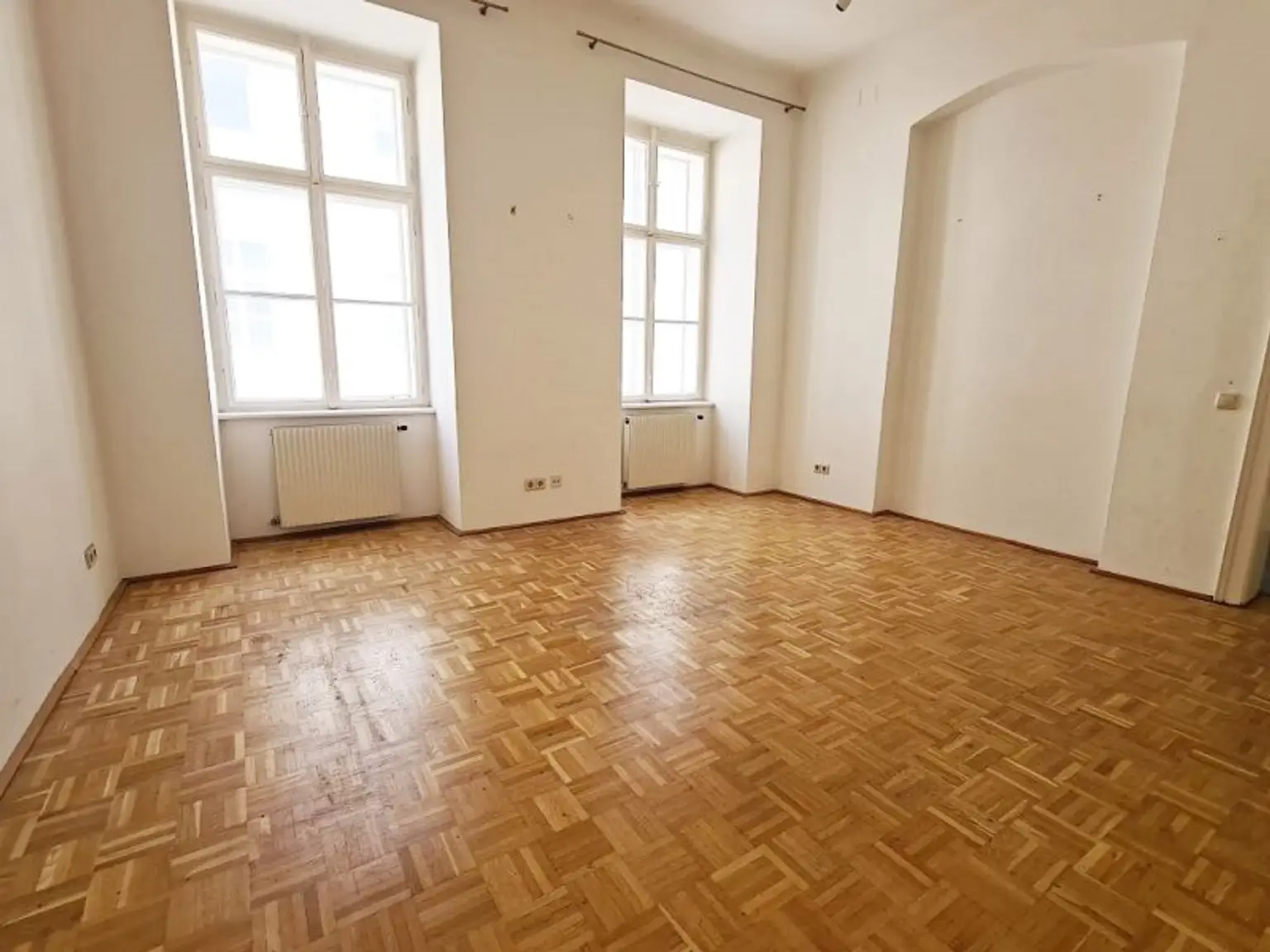 SALESIANERGASSE, teilsanierte 86 m2 Altbau, 3 Zimmer, Küche, Wannenbad, Parketten, 2. Liftstock, Botschaftsviertel