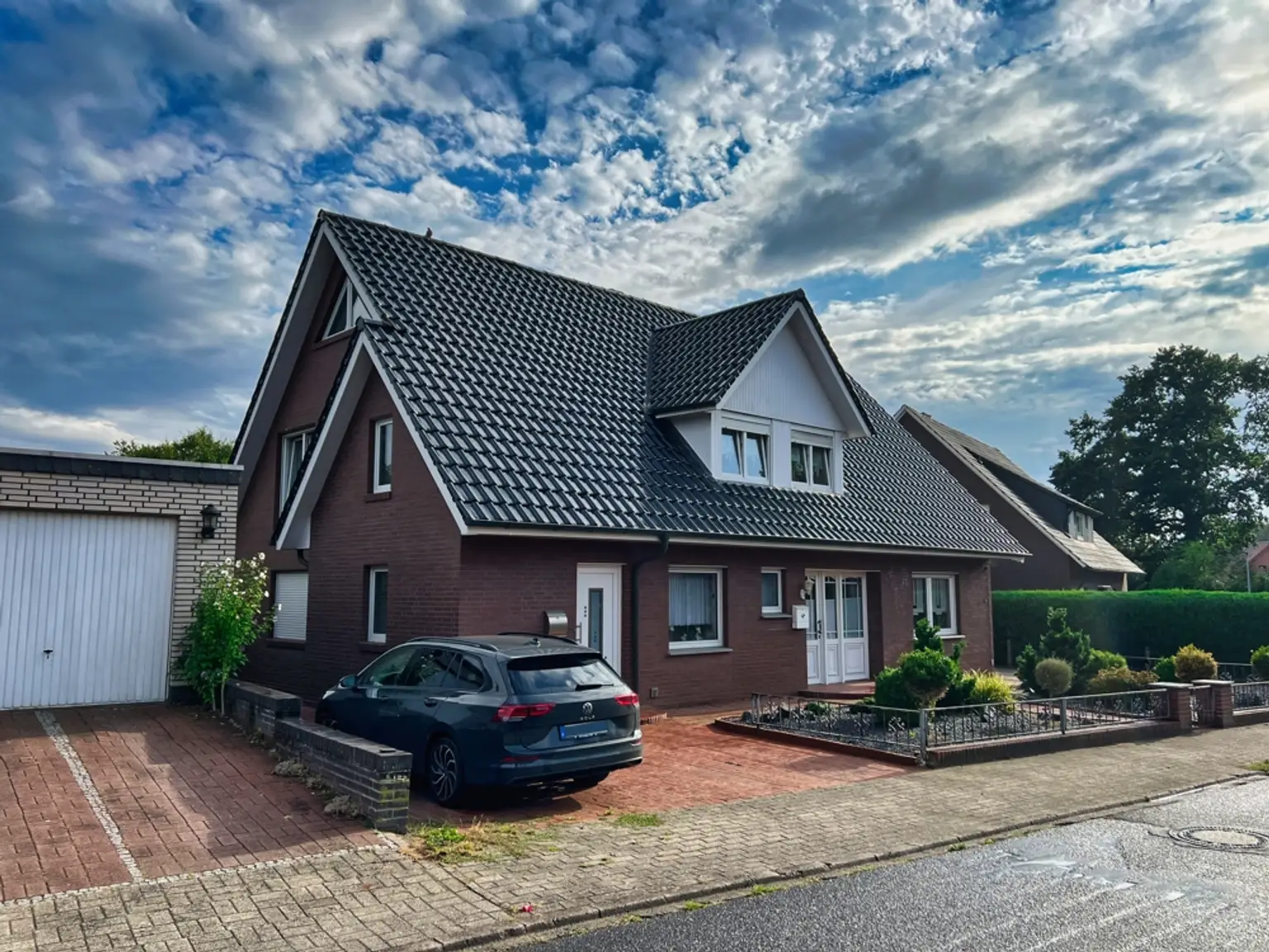 Alle unter einem Dach! Einfamilienhaus mit Einliegerwohnung & viel Platz!
