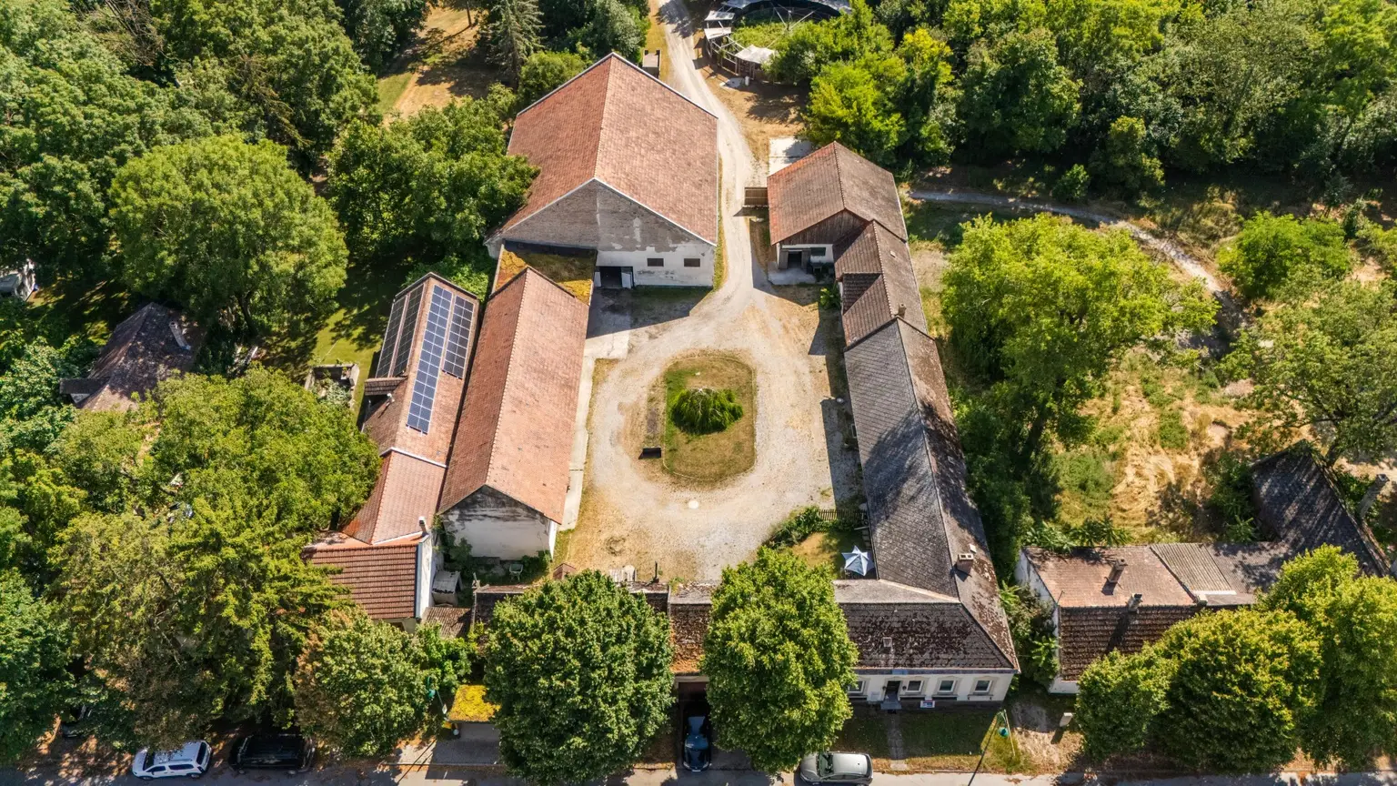"Großzügiges Grundstück mit Pferdehof und sanierungsbedürftigem Haus – nur Minuten von Wien entfernt"