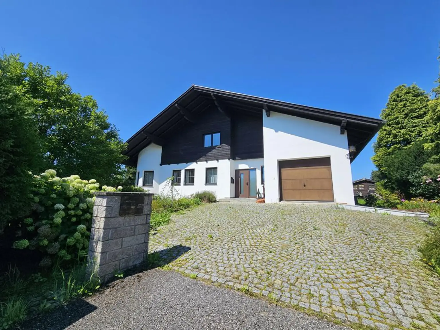 Gediegenes Einfamilienhaus mit Gebirgsblick und Potenzial