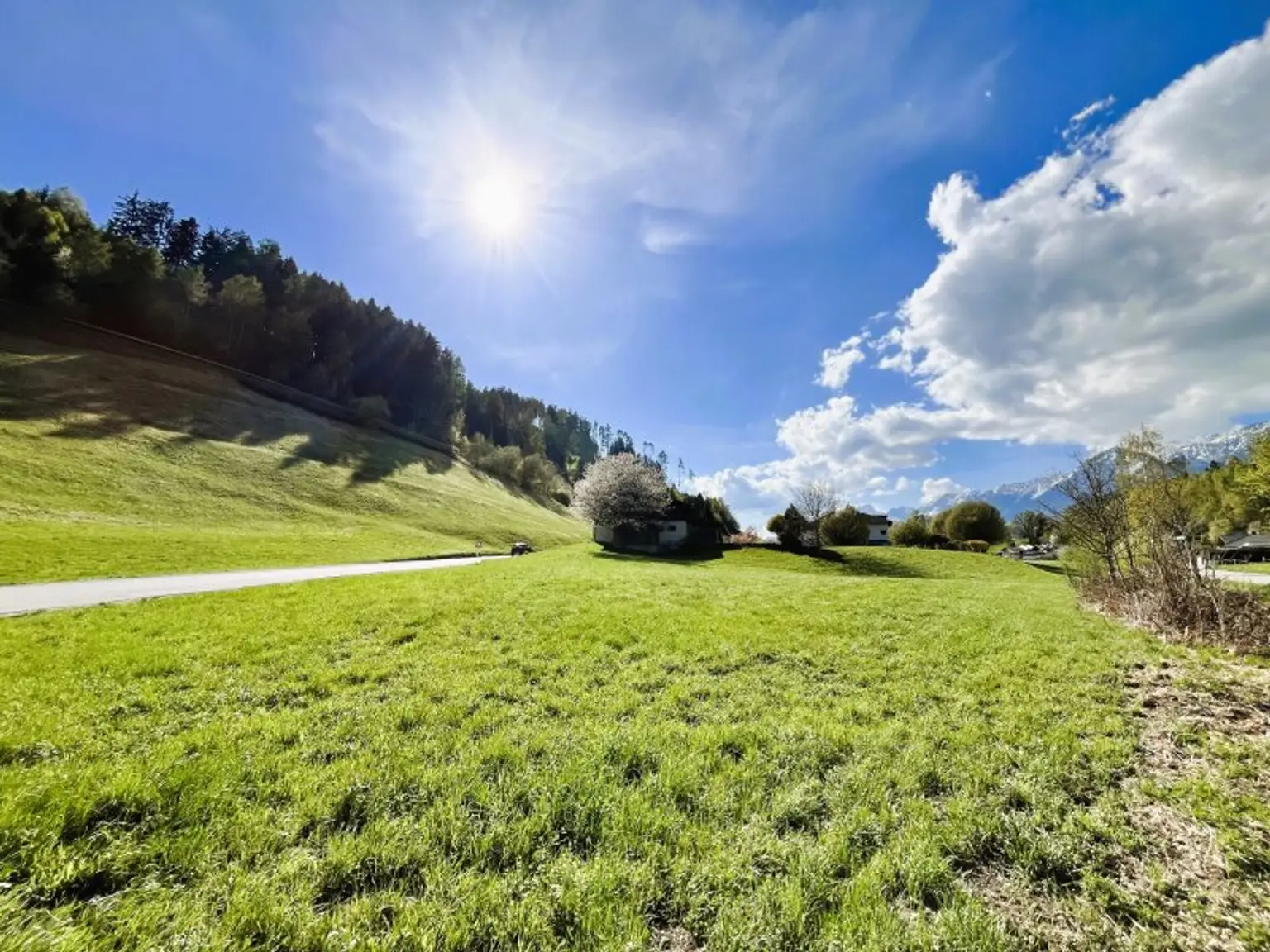 TRAUMLAGE: Sonniges Baugrundstück nahe Innsbruck im GRÜNEN - PERFEKT für die ganze FAMILIE!
