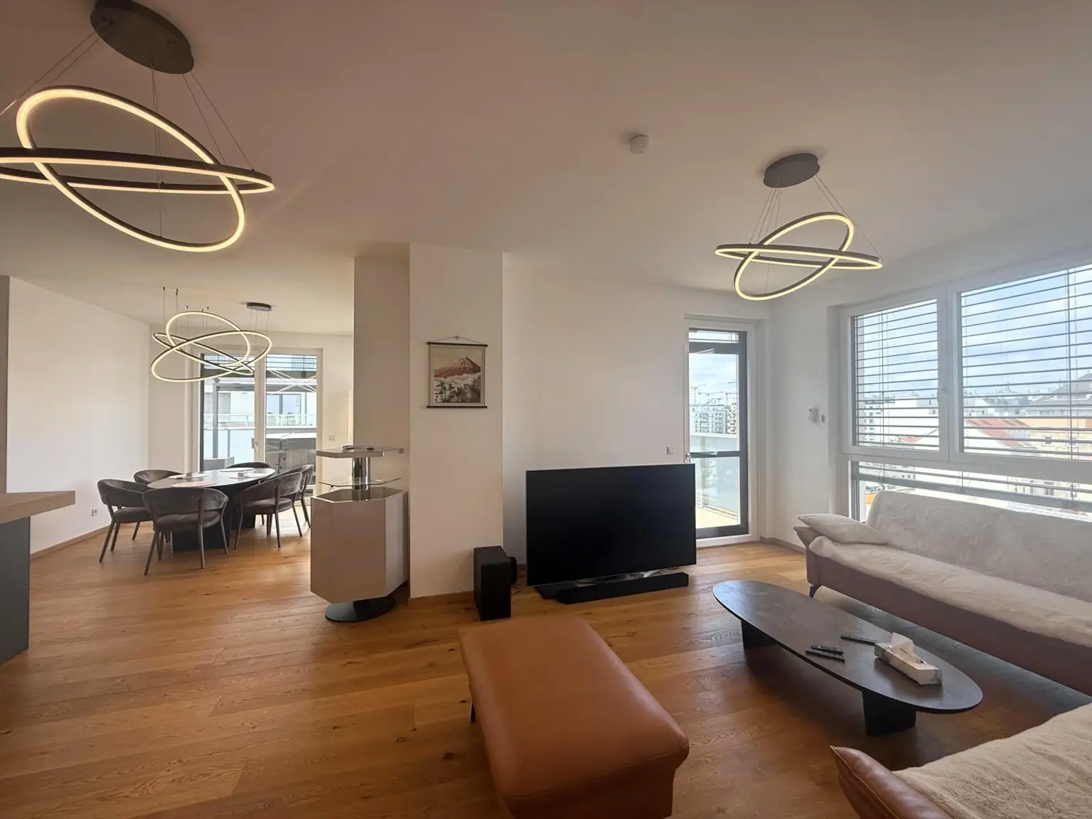 Luxus Penthouse mit Outdoor-Jacuzzi wird komplett möbliert vermietet // Luxury penthouse with outdoor Jacuzzi available for rent, fully furnished //