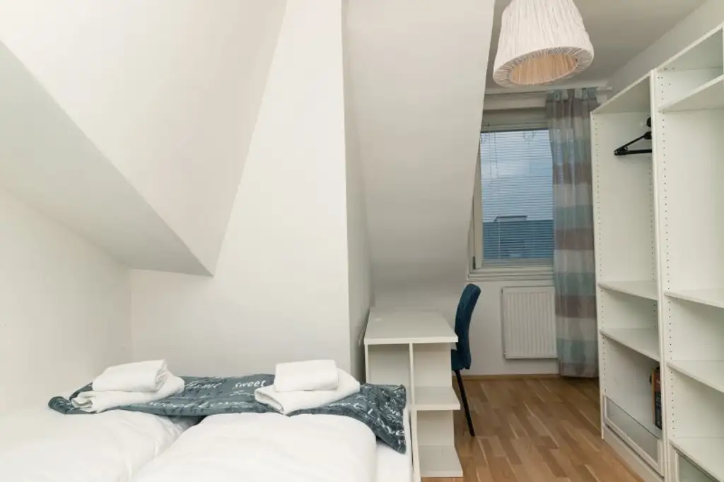 Vollmöblierte Dachgeschoss-3-Zimmer-Wohnung Nähe WU/ WG geeignet