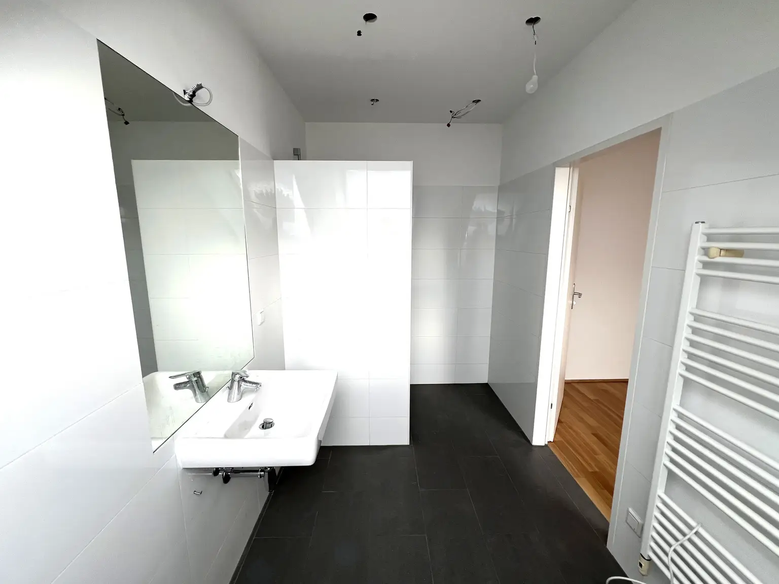 ERSTBEZUG NACH SANIERUNG: Helle klimatisierte Dachgeschoss-Wohnung in der Taborstraße