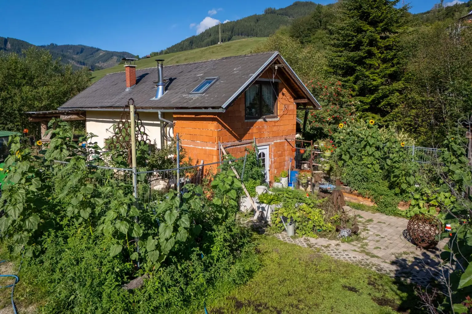 Wohnhaus mit Gemüsegarten