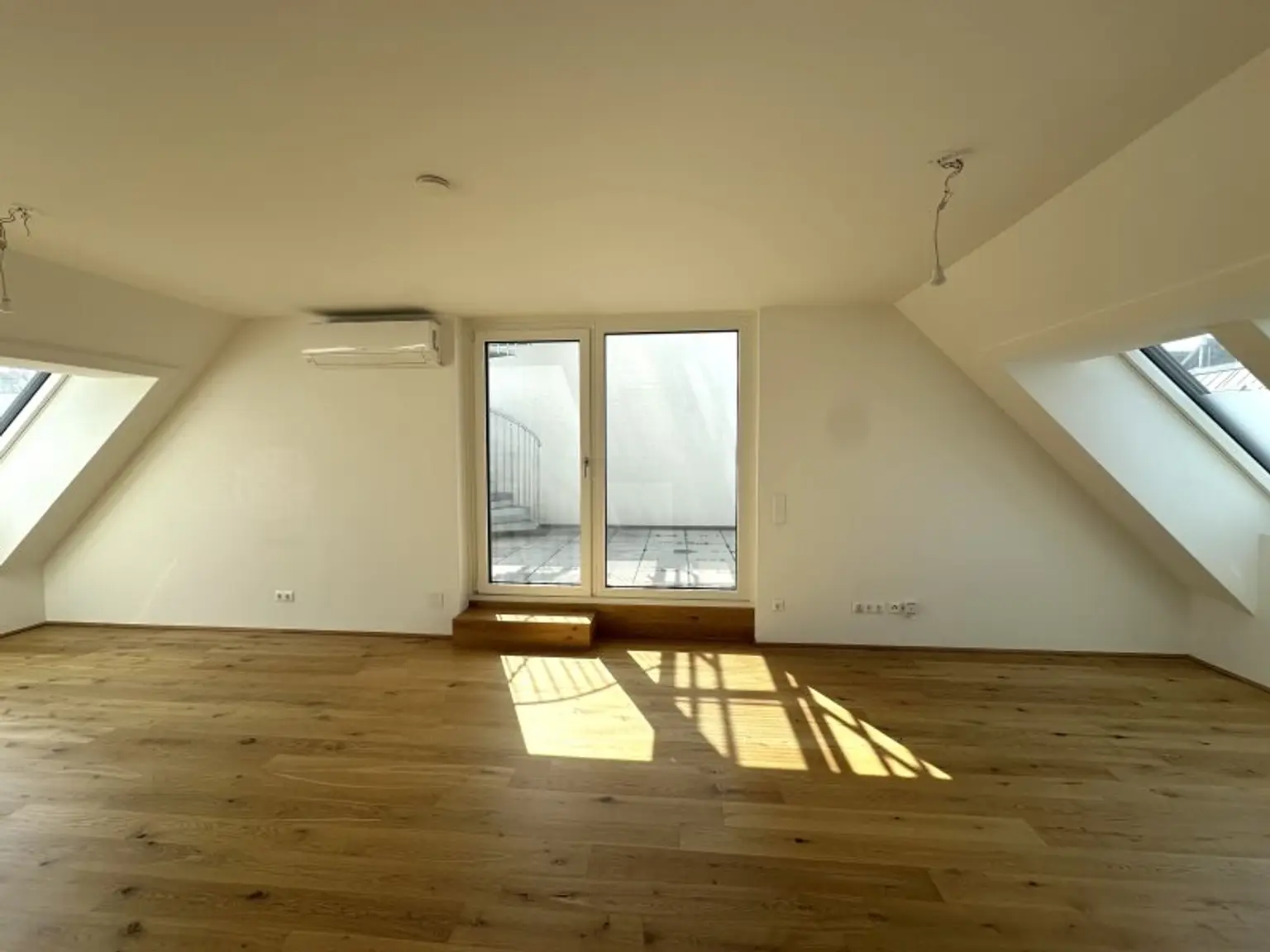 Hier werden Träume war! Exklusive 4-Zimmer Maisonette-Wohnung mit ca. 113 m2 sowie eigener Dachterrasse in ruhiger Lage