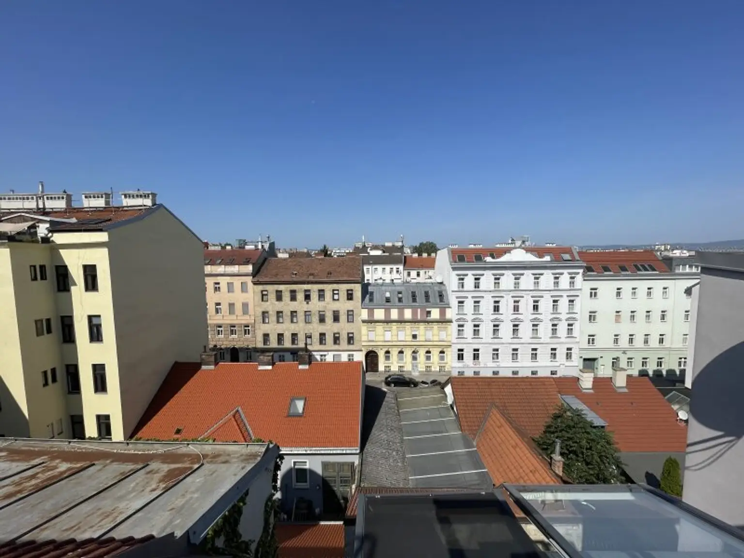 NÄHE ANTONSPARK: klimatisierte DG-Maisonettewohnung mit vollausgestatteter Küche (monatliche Kosten inkl. Heizung und Warmwasser!!!)