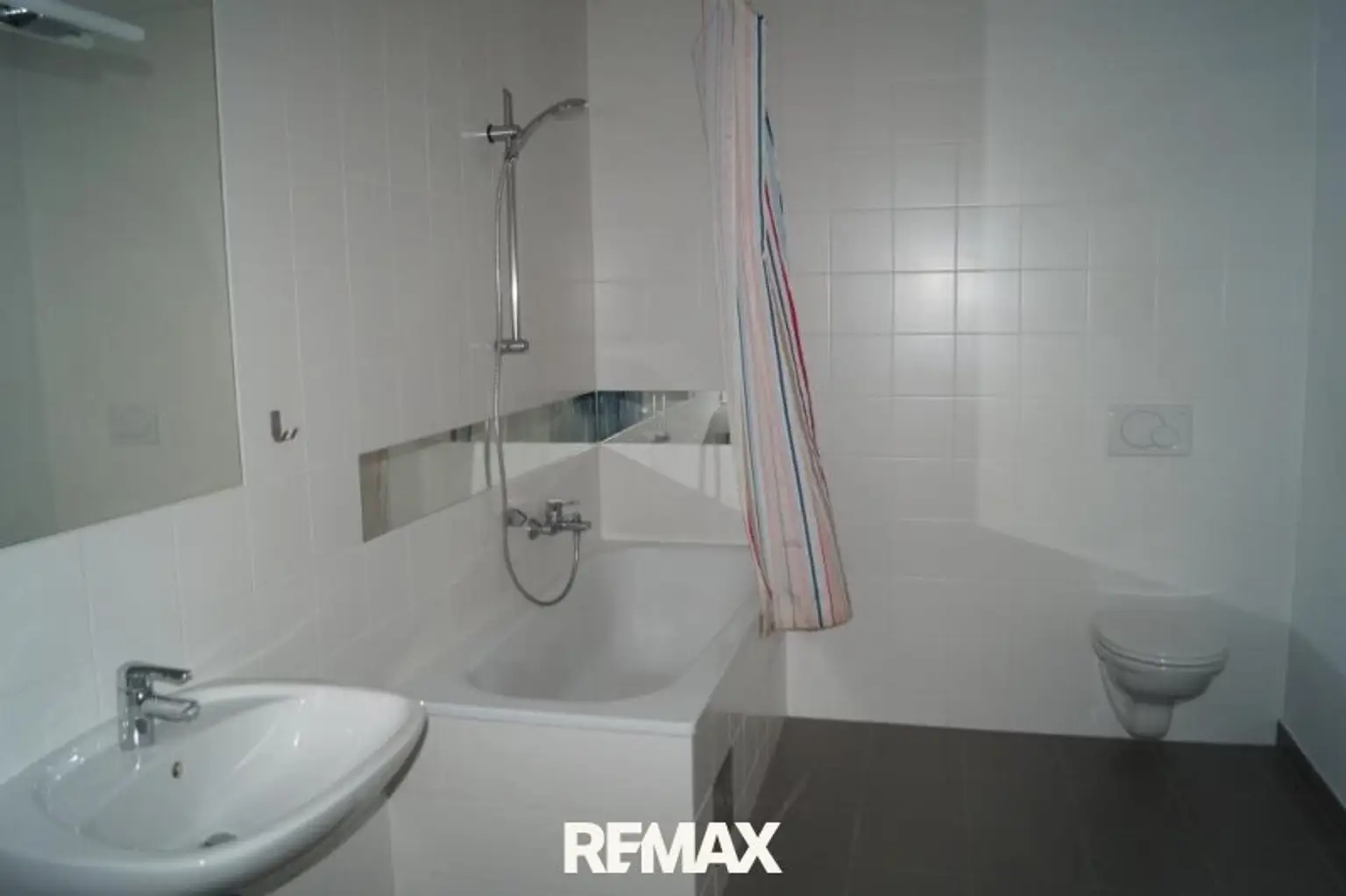 4. Badezimmer mit Wanne