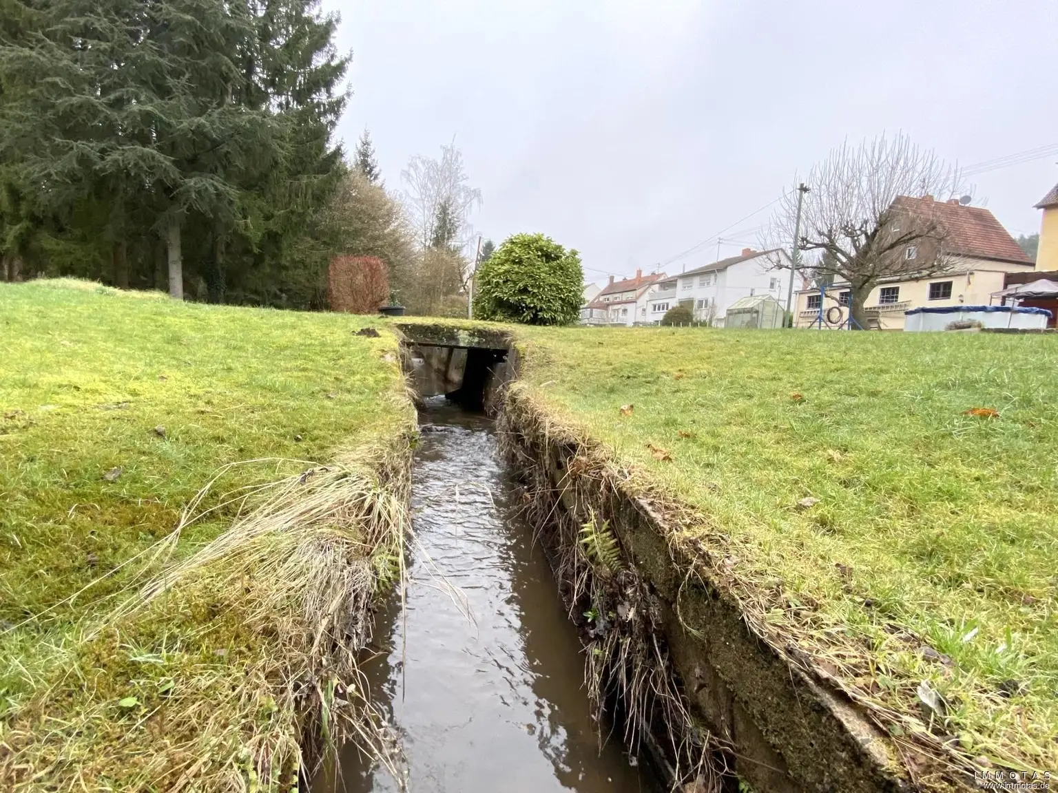Bachlauf führt durch das Grundstück