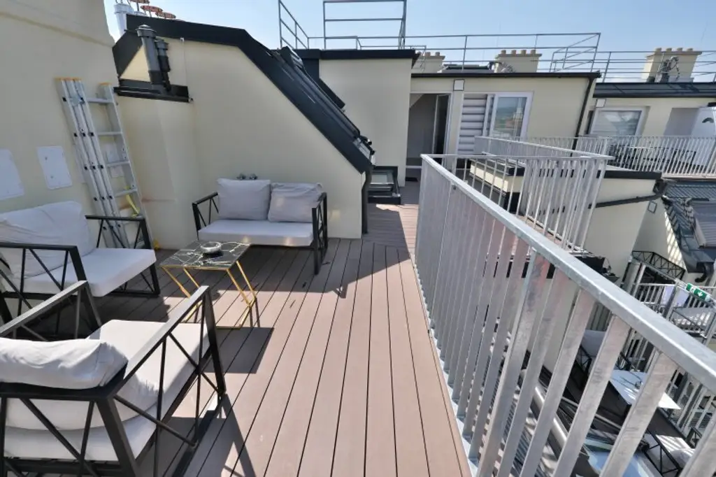 Bezugsfertige Dachwohnung mit 3 Zimmer, großem Balkon und interessanter 36 m² großer Dachterrasse