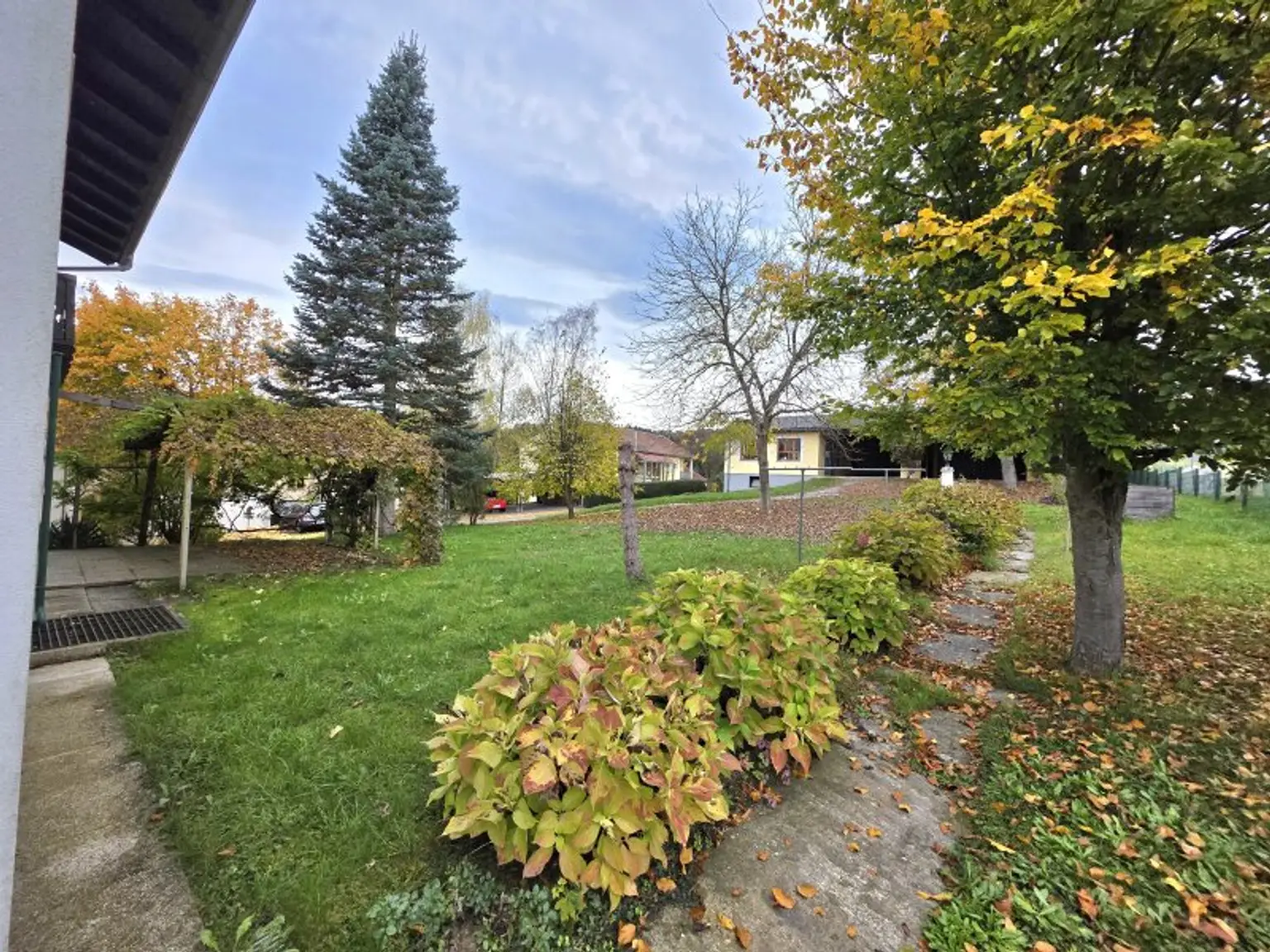 Geräumiges Familienhaus mit großem Grundstück!