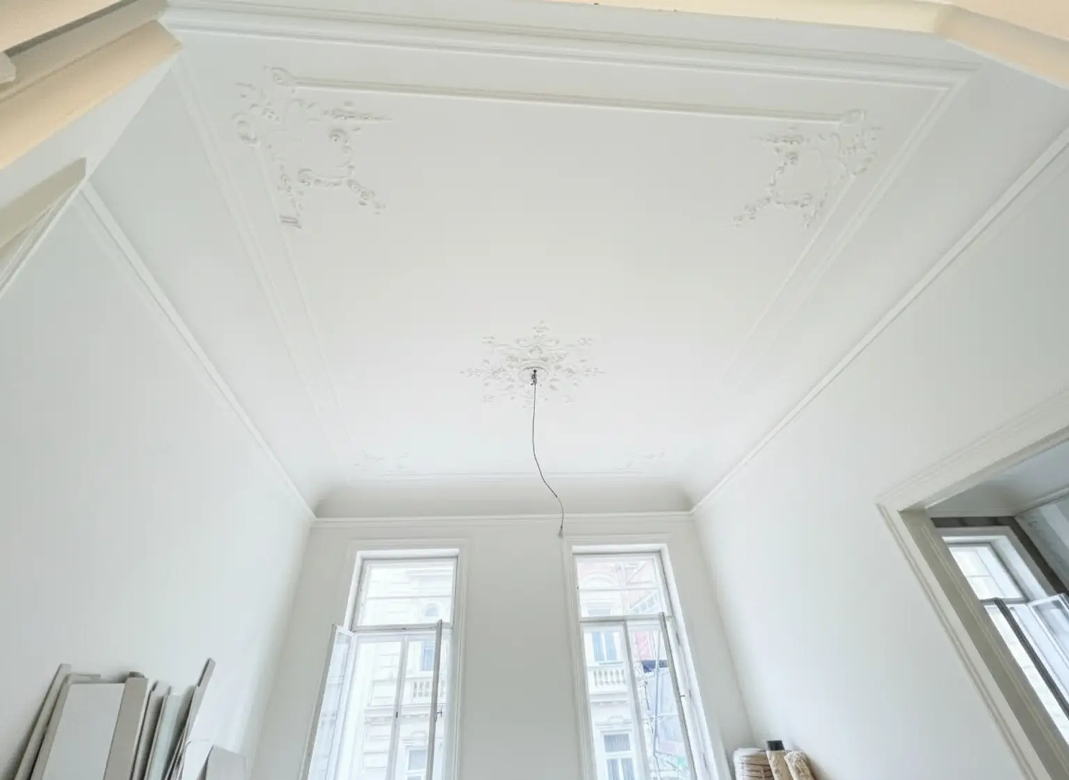 ERSTBEZUG NACH GENERALSANIERUNG: Erstklassige Altbauwohnung mit Stuckdecken in ruhiger Lage