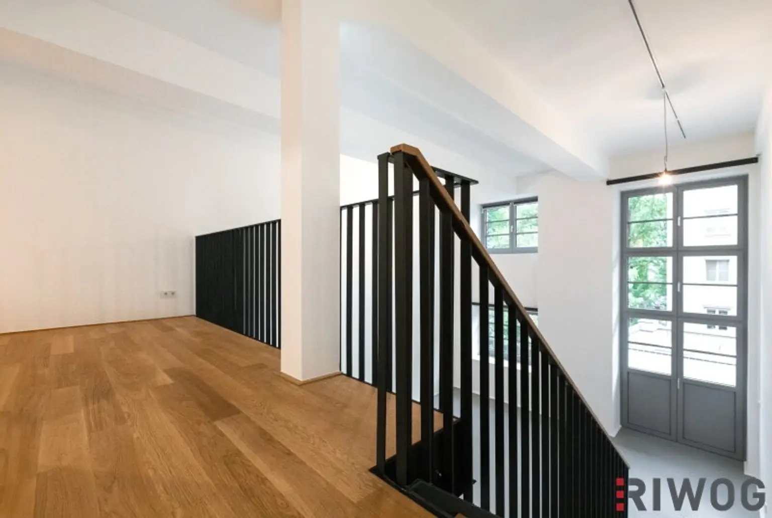 ERSTBEZUG nach Sanierung | Komplett hofseitiges Loft mit Balkon | Raumhöhe bis zu ca. 4,95 m | Büro/Praxis Nutzung und Kurzzeitvermietung möglich