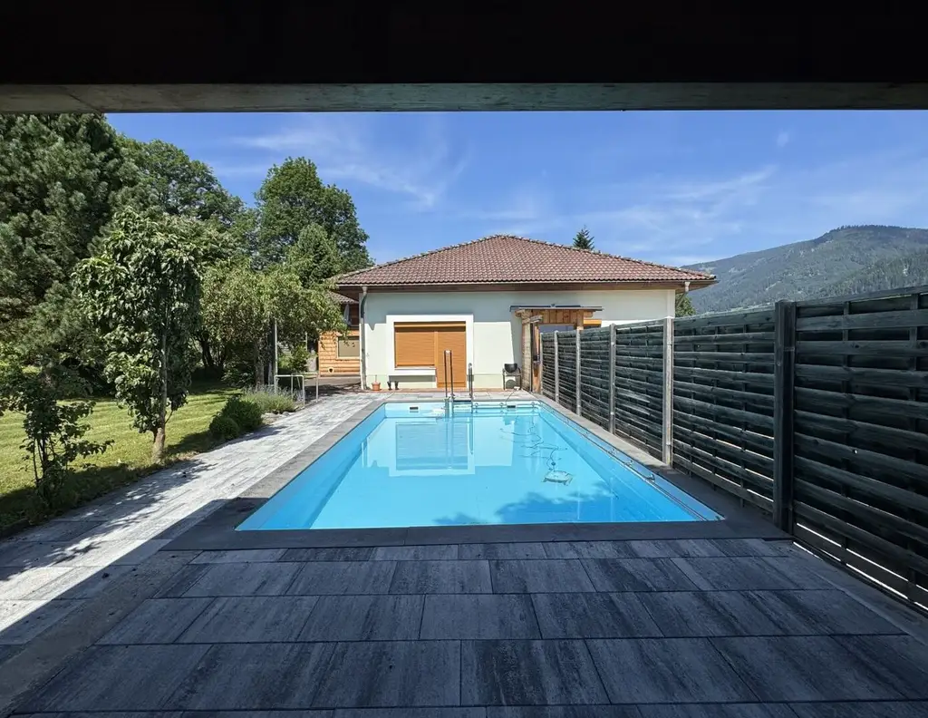 Wohnhaus mit Pool, Einliegerwohnung, Garage, Carport und Nebengebäude