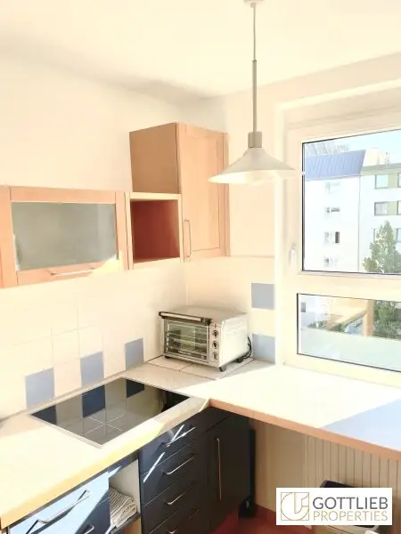 Grünruhelage nahe Arenbergpark! Teilmöblierte 2-Zimmer-Wohnung mit Loggia in Stockwerkslage