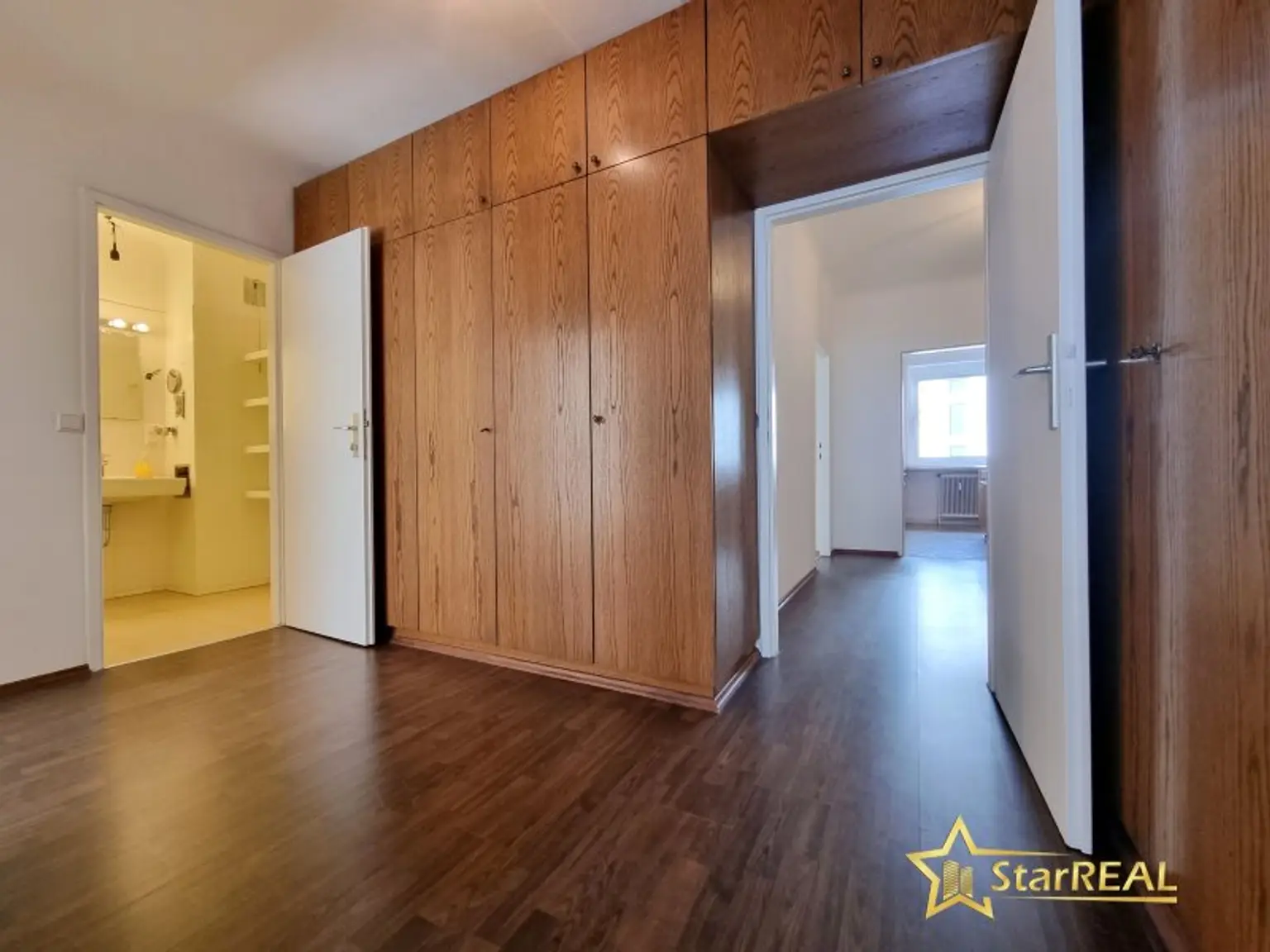 FERNWÄRME-HEIZUNG! ÄUSSERST GEPFLEGTE 3 ZIMMER-WOHNUNG IM 2. LIFTSTOCK. ZENTRALE, RUHIGE LAGE.