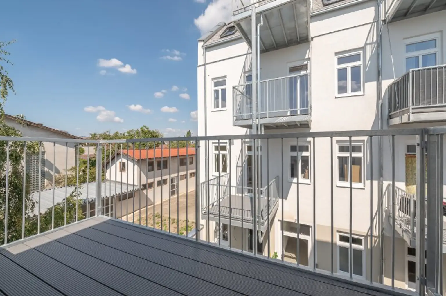 ++NEU++ Hochwertige 2-Zimmer DG-Wohnung mit zwei Balkonen, Ruhelage im Hof!