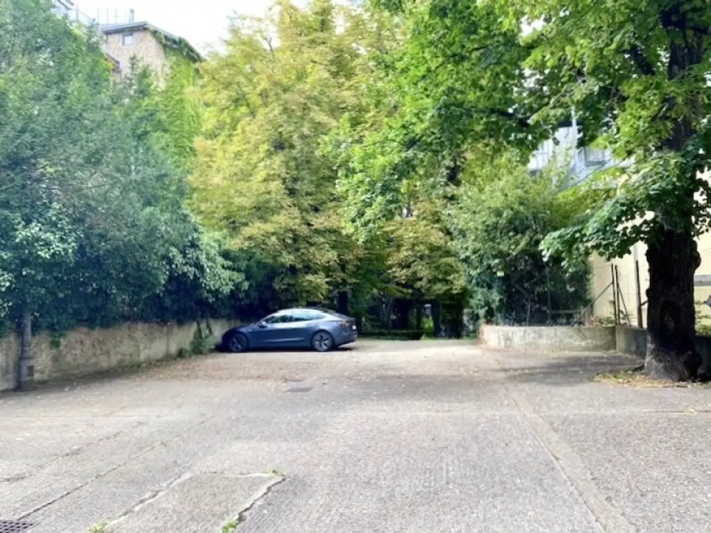 Terrassentraum mit herrlichem Fernblick: 3 Zimmer, Küche und 46 m2 Terrassen im 5.Stock, Stellplätze im Hof mitbenützbar, Nähe U1-Taubstummerngasse + Belvedere!