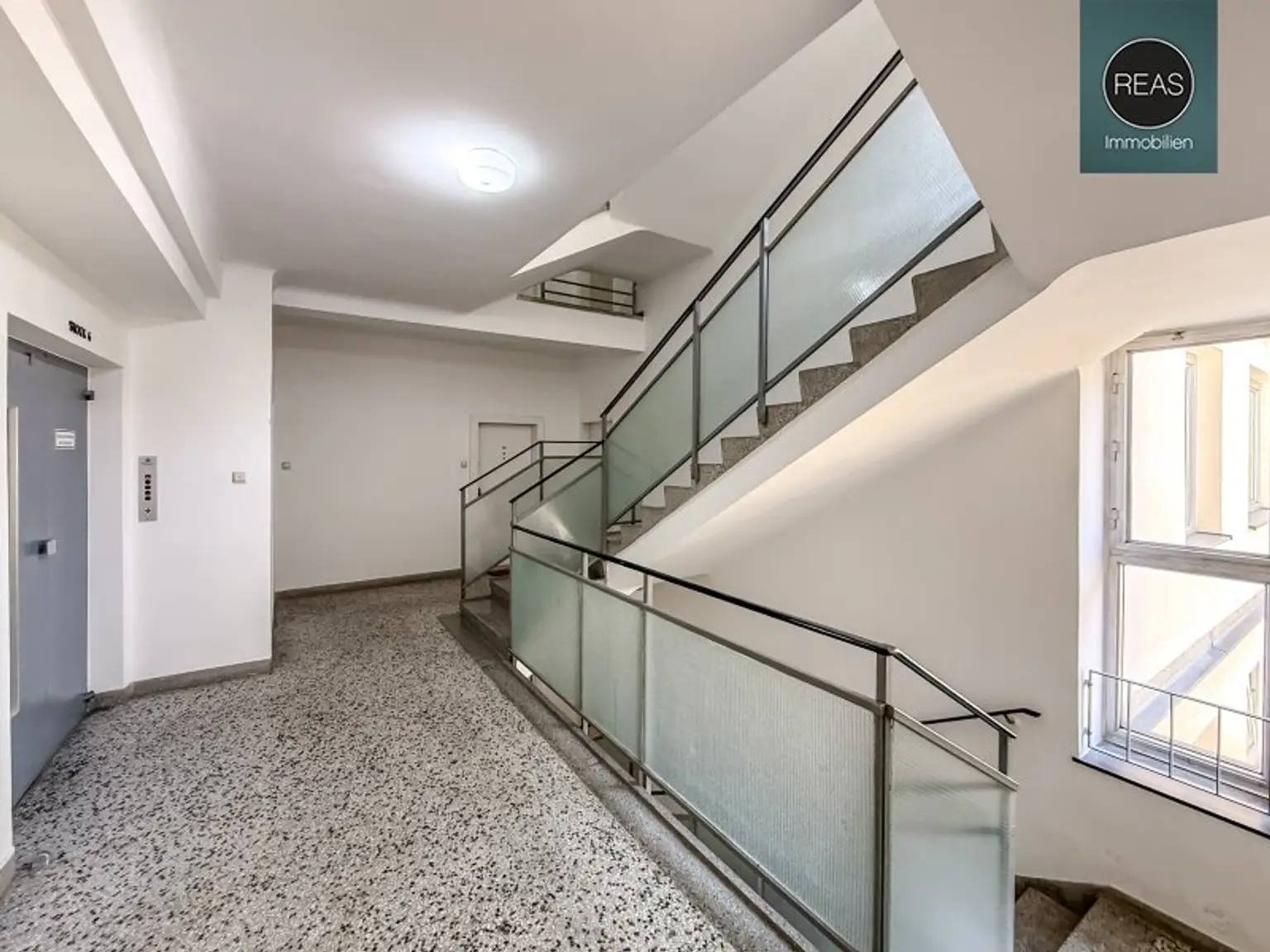Wohnungspaket in Top-Innenstadtlage! 2 nebeneinander liegende Wohnungen mit 2 Loggien, neuen Fenstern und unverbautem Traumblick!