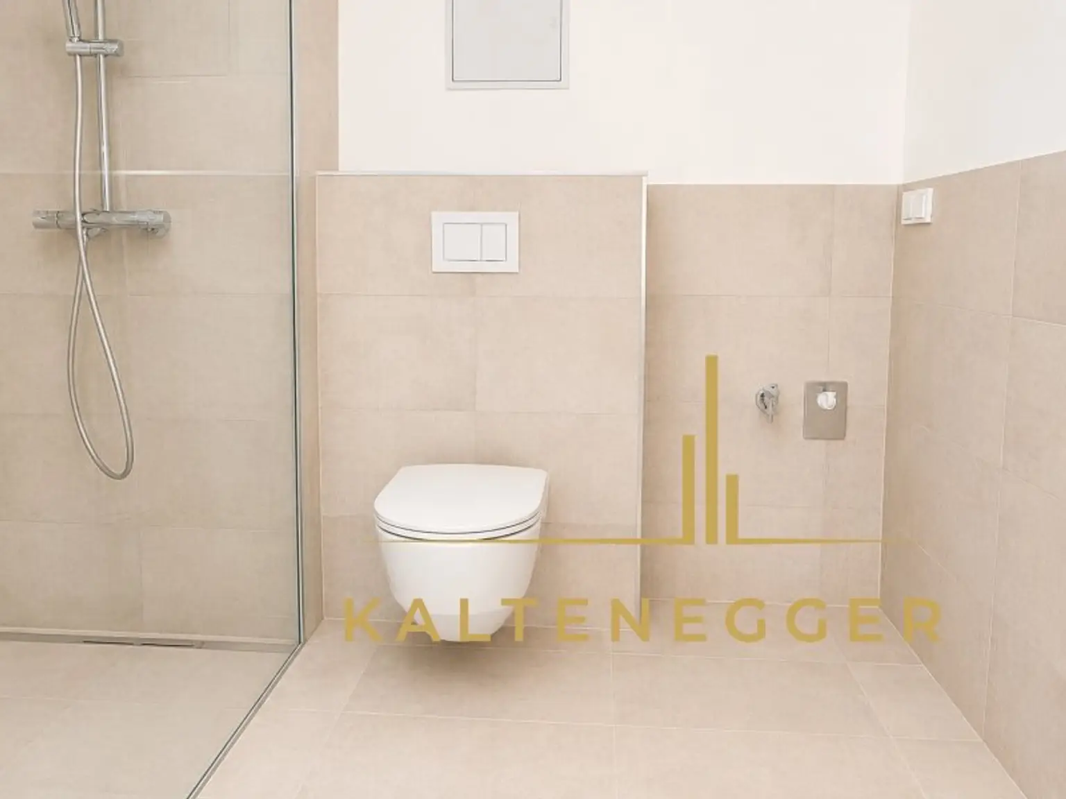 Badezimmer mit WC und Waschmaschinenanschluss