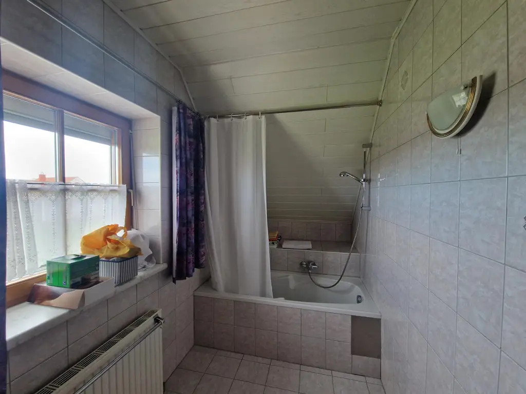 SOLIDES WOHNHAUS MIT EHEMALIGEM SOMMERHAUS, HERRLICHER TERRASSE UND POOL IN TRAUMHAFTER RUHELAGE