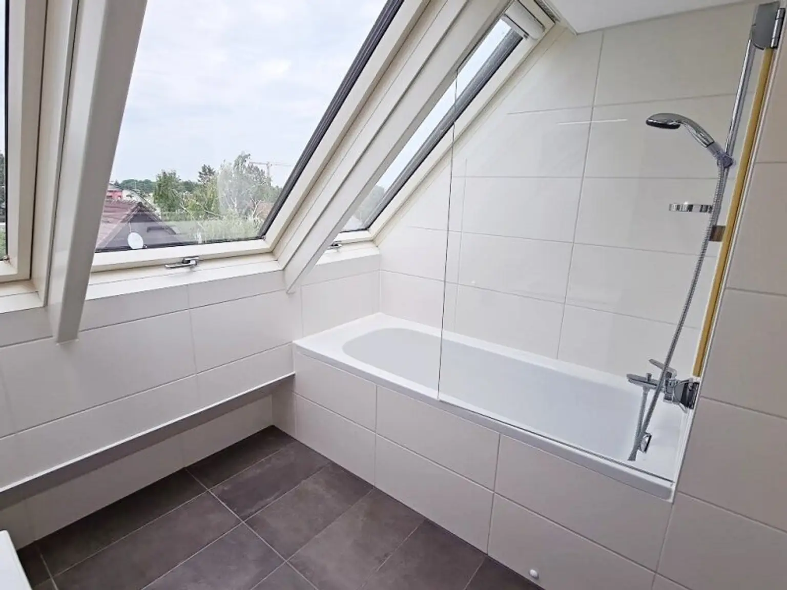NEUBAU-RENDITEOBJEKT IM GRÜNEN, freier Mietzins, 10 Wohneinheiten mit Freiflächen, 5 Stellplätze, 748 m2 Grundstück, Aspern, U2-Nähe