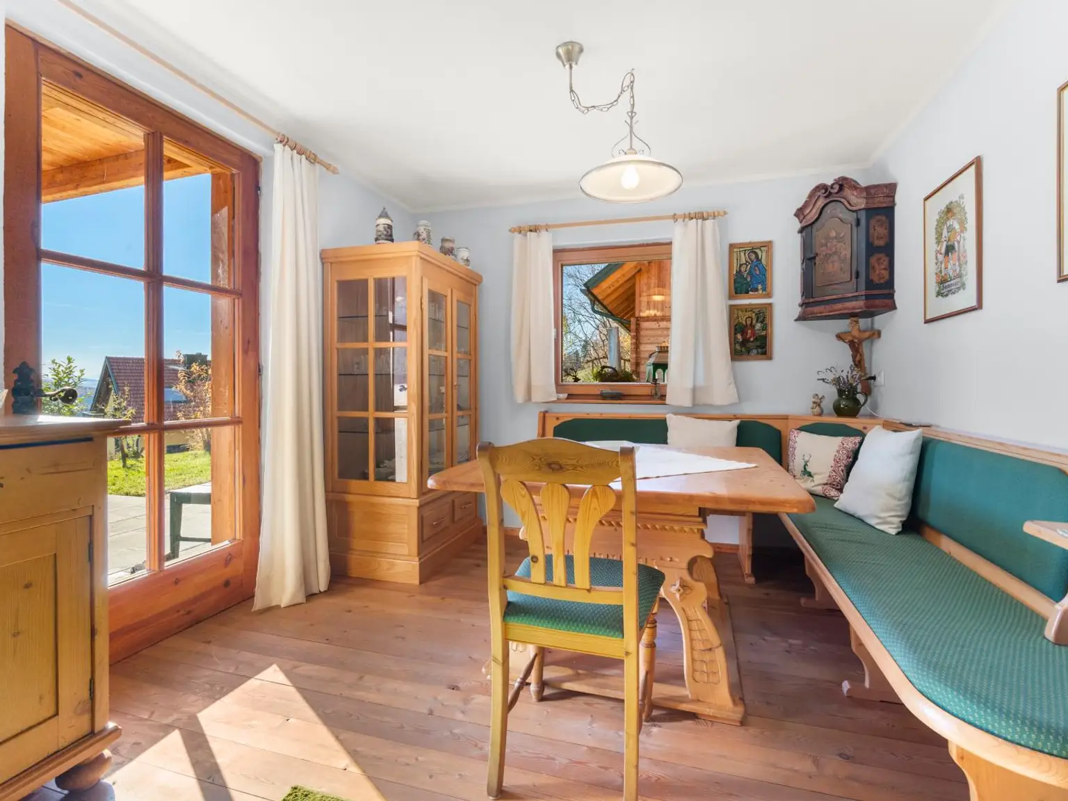 Essgruppe mit Zugang zur Terrasse