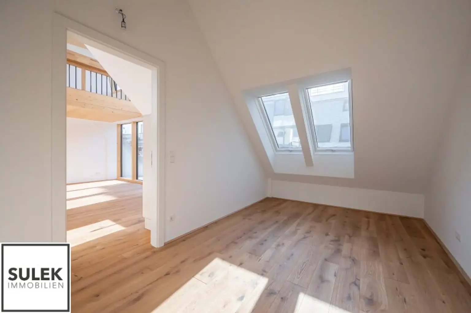 Erstbezug im Dachgeschoss mit offener Galerie-Ebene und tollen Lichtverhältnissen