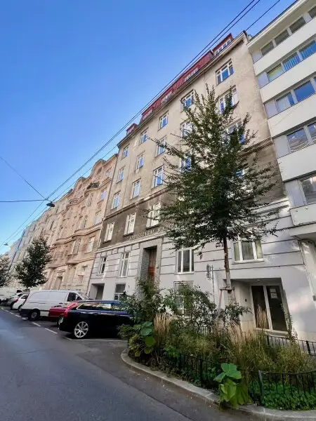 2-Zimmer-Dachgeschosswohnung mit Traumblick! 66 m2 in Top-Wohngegend, U1 Nähe!