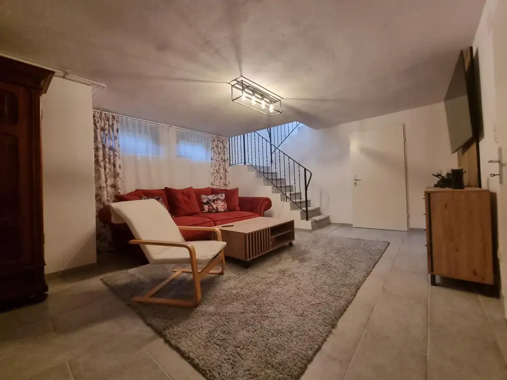 LIEBEVOLLER BUNGALOW MIT GEPFLEGTEM GARTEN IN TRAUMHAFTER RUHELAGE