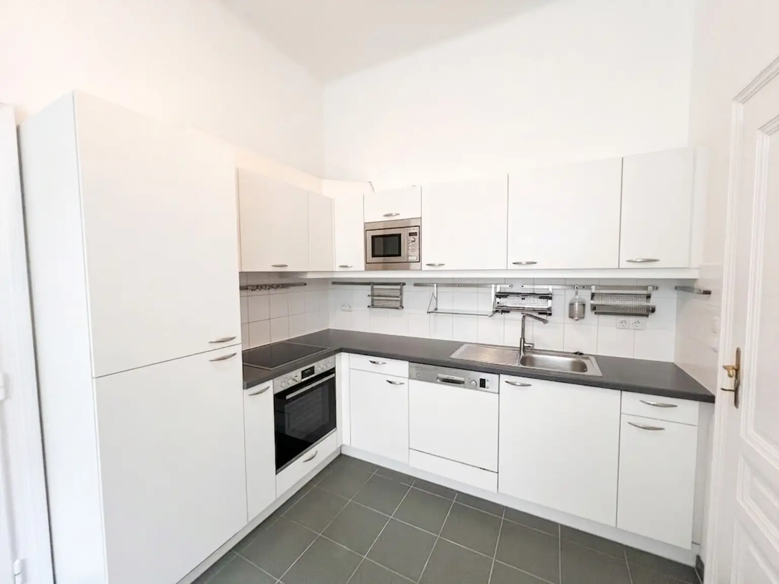 UNBEFRISTET: Wohnen in Bestlage in einer ruhigen Altbauwohnung im repräsentativen Haus