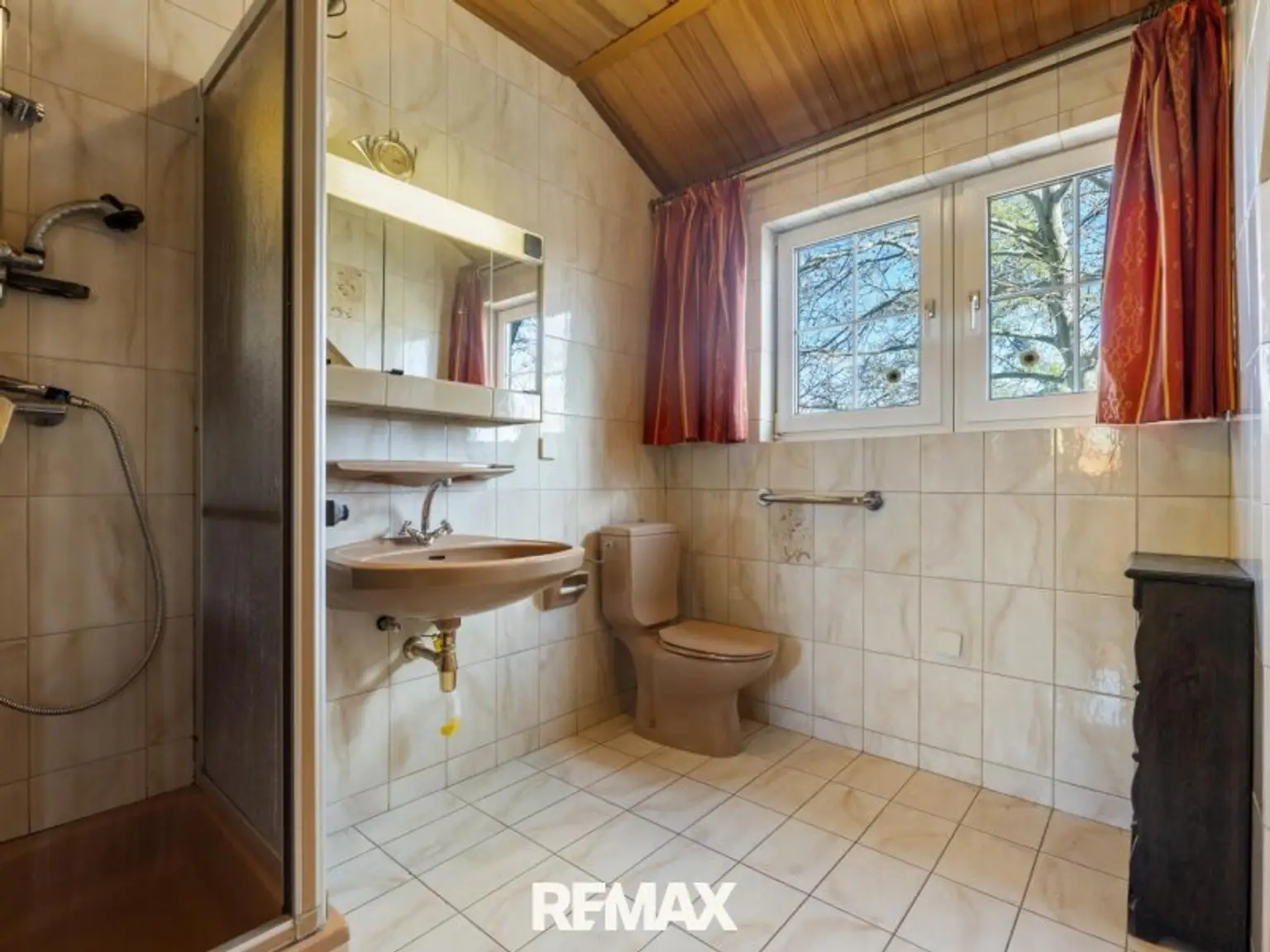 Badezimmer mit Duschkabine