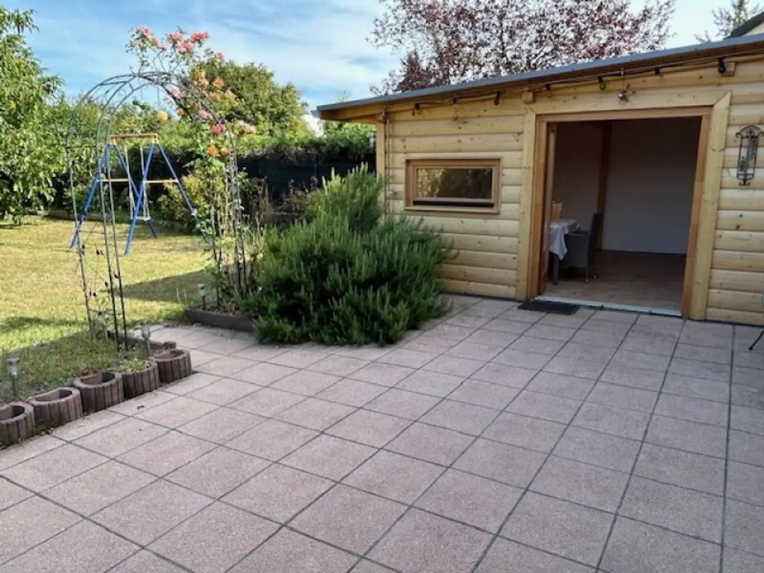 +++ TOP PREIS! - RARITÄT: ABSOLUT RUHIGE GARTENIDYLLE ( alter Baumbestand ) Wohnhaus mit Wintergarten - Lebensqualität pur, modernes Bad und Küche +++
