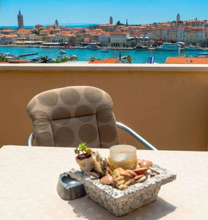 Ferienwohnung mit Dachterrasse und Meerblick